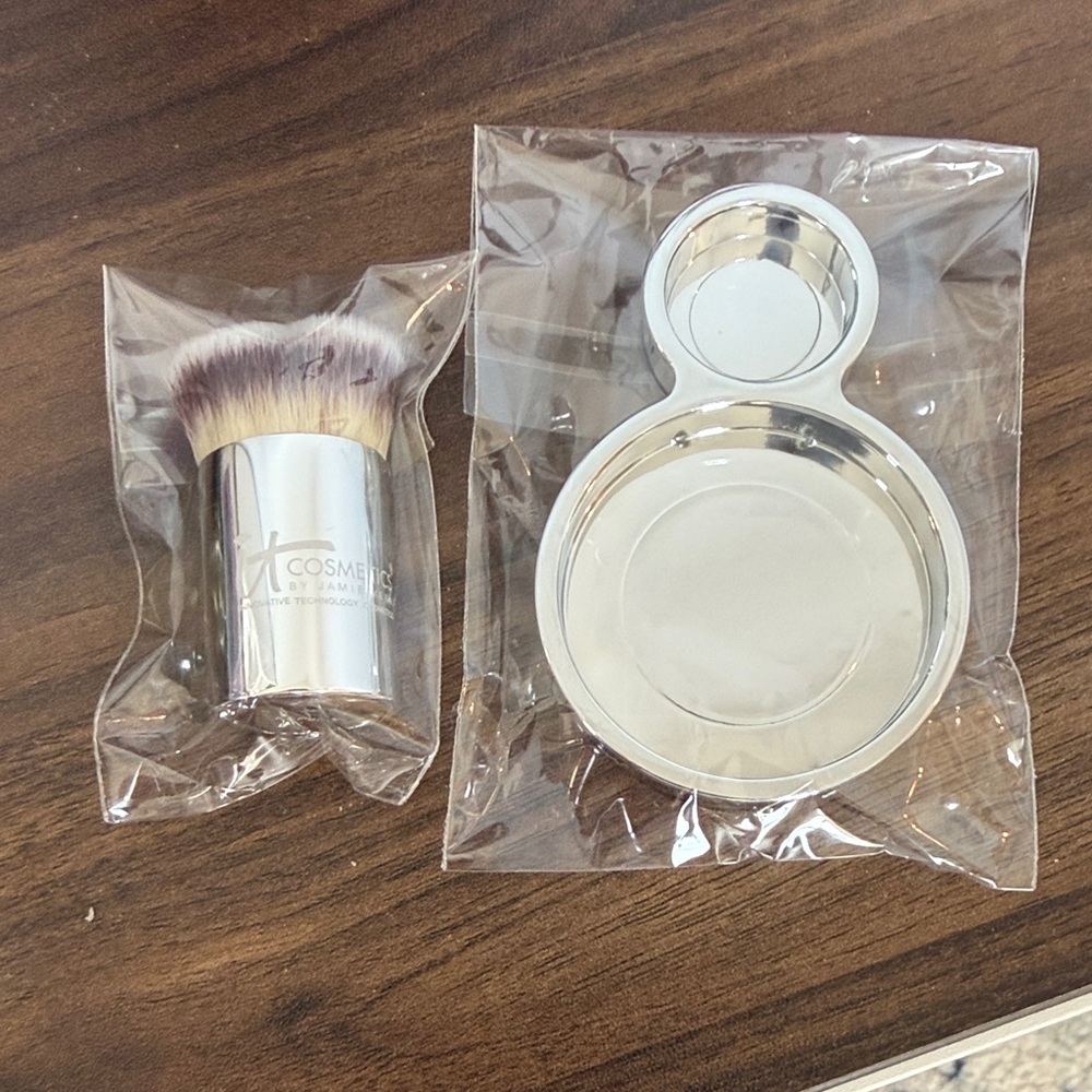 *NEW* 2pc* it cosmetics Silver Kabuki Brush with Mixing Palette